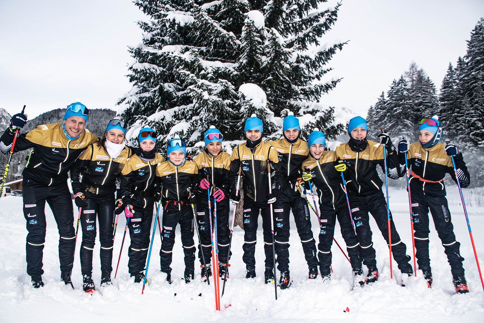 Les 9 athlètes U16 du CRP du Giron Jurassien avec leur entraîneur (Alexis Jeannerod à gauche) © Lucine Reymond